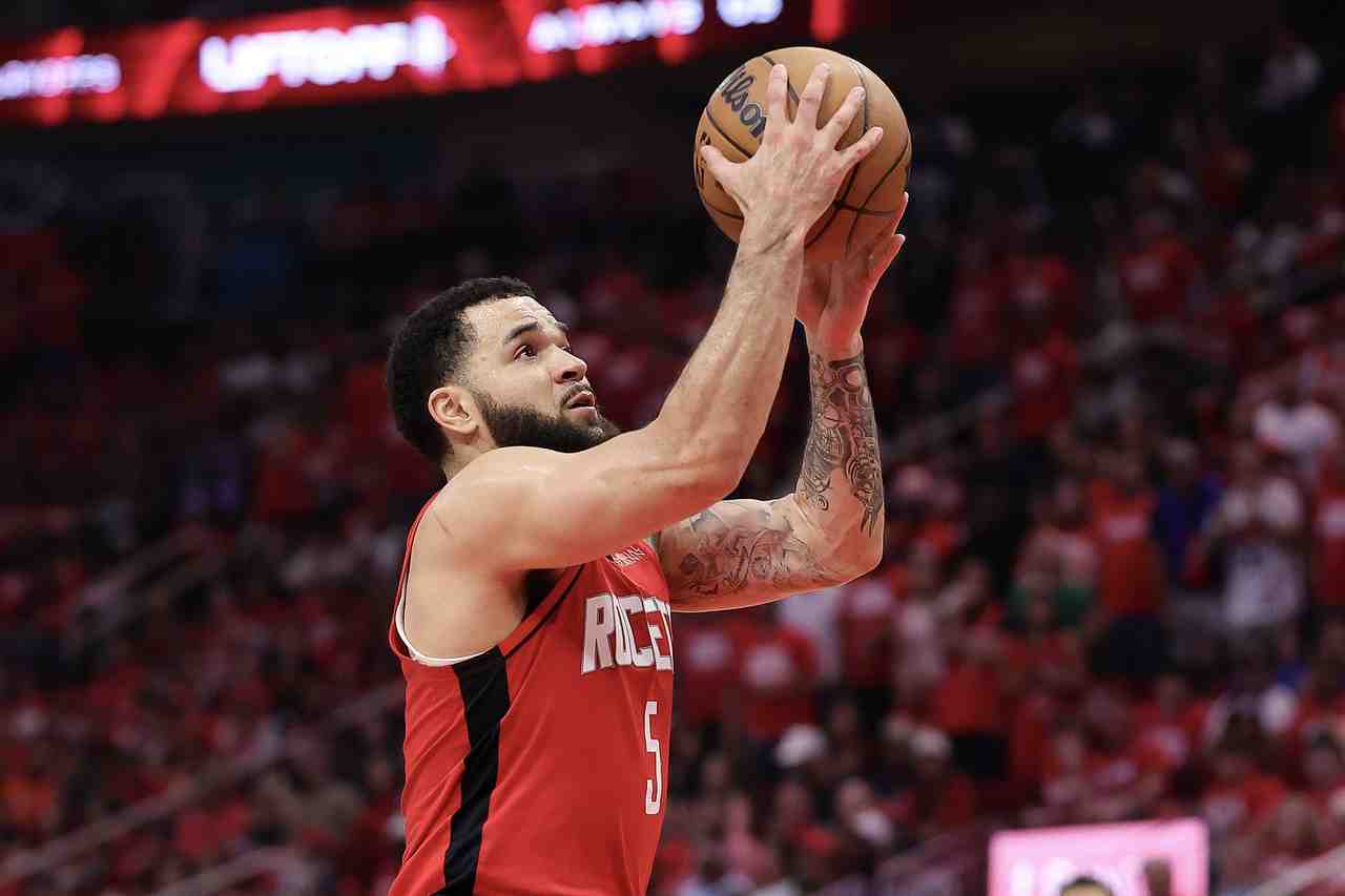 队记:斯玛特预计每晚打20-25分钟 范弗里特缺阵时很可能顶上首发